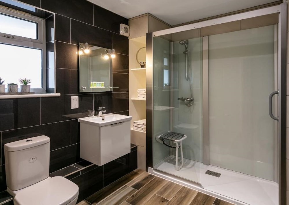 Roydon Marina Village Hotel 46/49