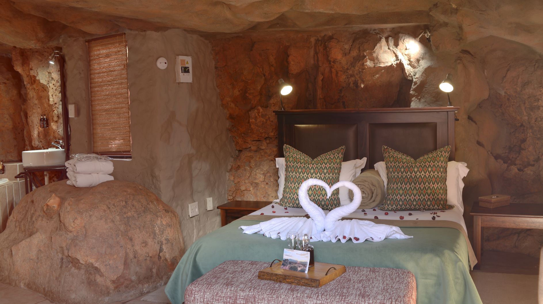 Cave, Honeymoon, Suite
