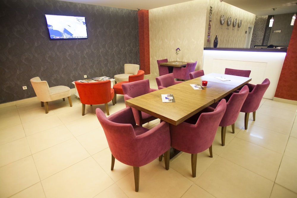 HELIKON BUSINESS HOTEL 32/35