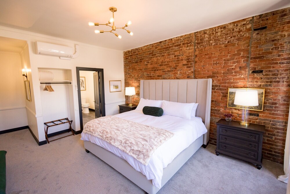 Speakeasy Suites 18/50