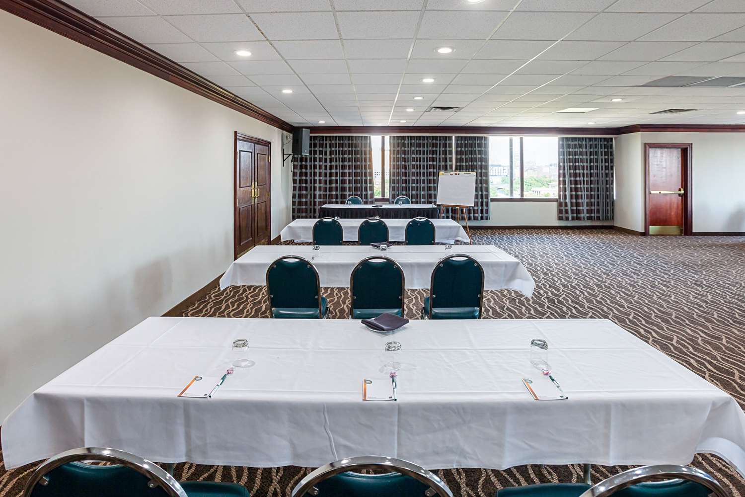 Quality Inn & Suites Cincinnati Downtown Area 28/32