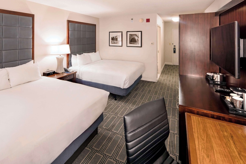 Classic, 2 Queen Beds, Hilton Philadelphia At Penn's Landing 2/3