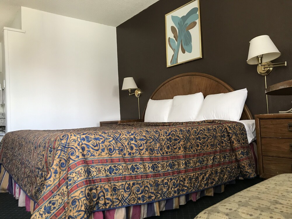 ECONOMY INN BARSTOW 13/57
