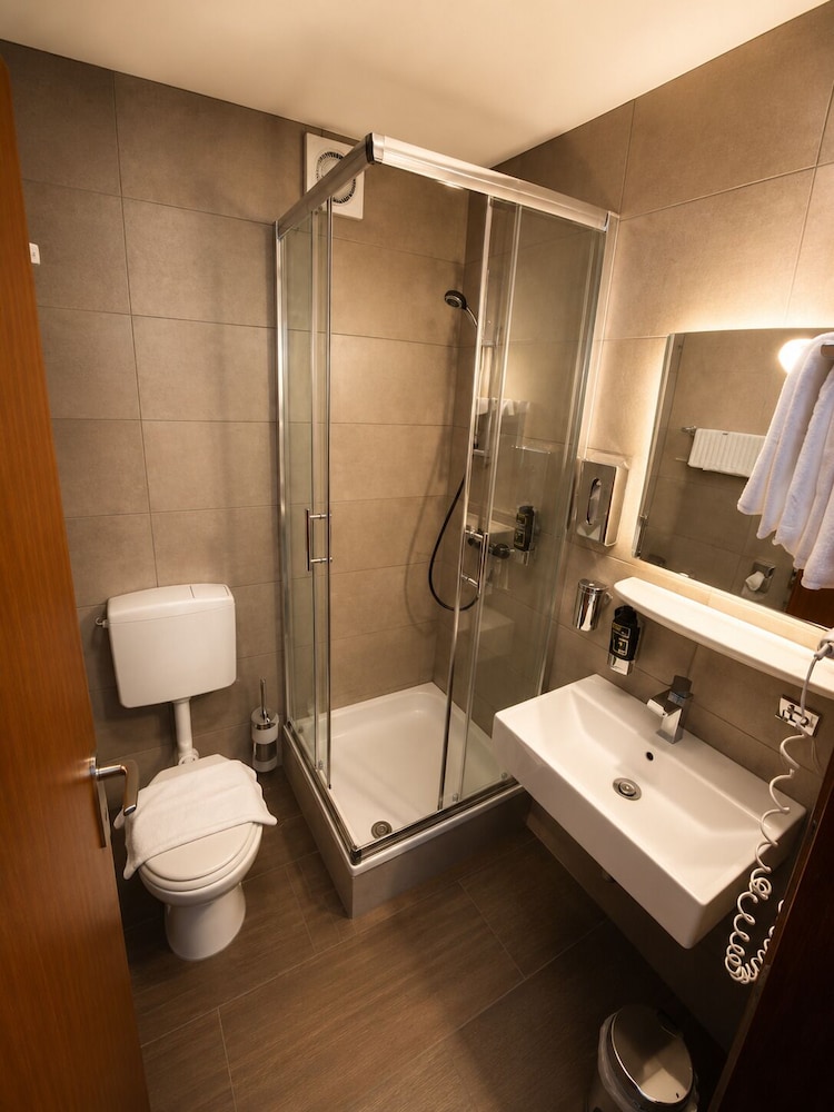 Parkhotel Lindenhof 35/40