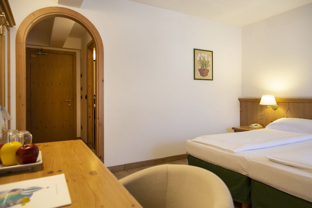 GOLF HOTEL 28/76