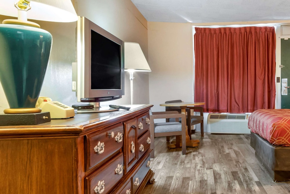 Econo Lodge Cortland Downtown NY 24/30