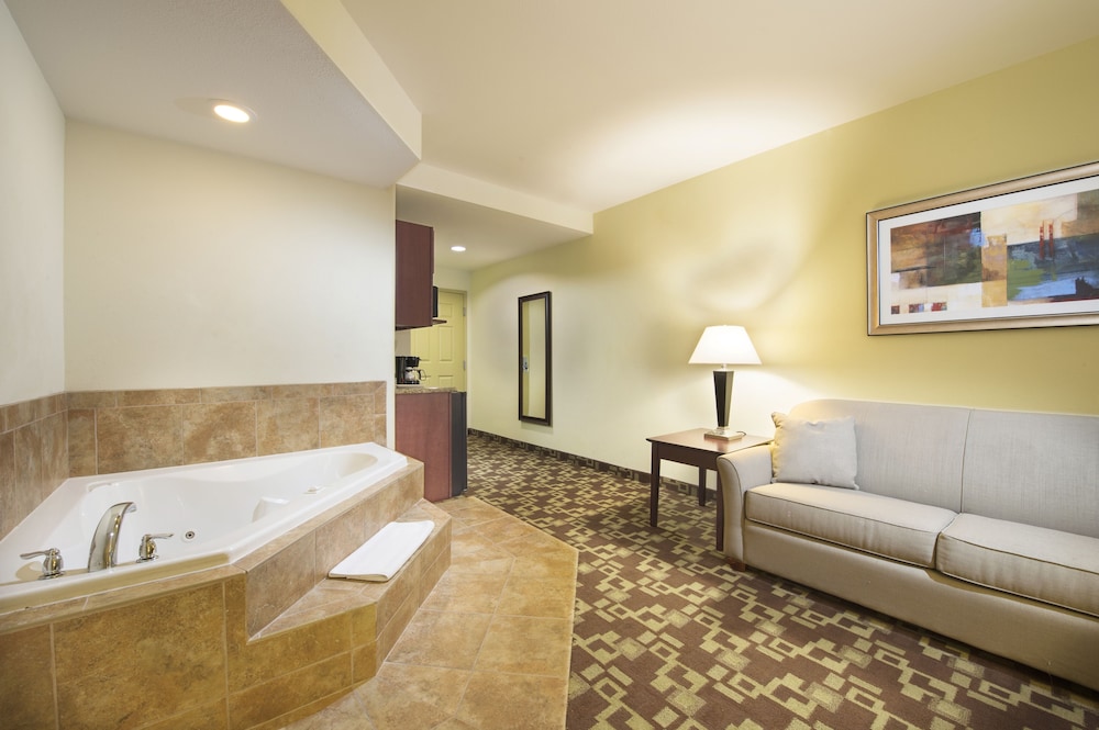 Holiday Inn Express and Suites Port St. Lucie West 17/50