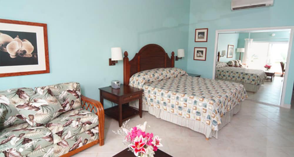 TRADE WINDS HOTEL 22/69