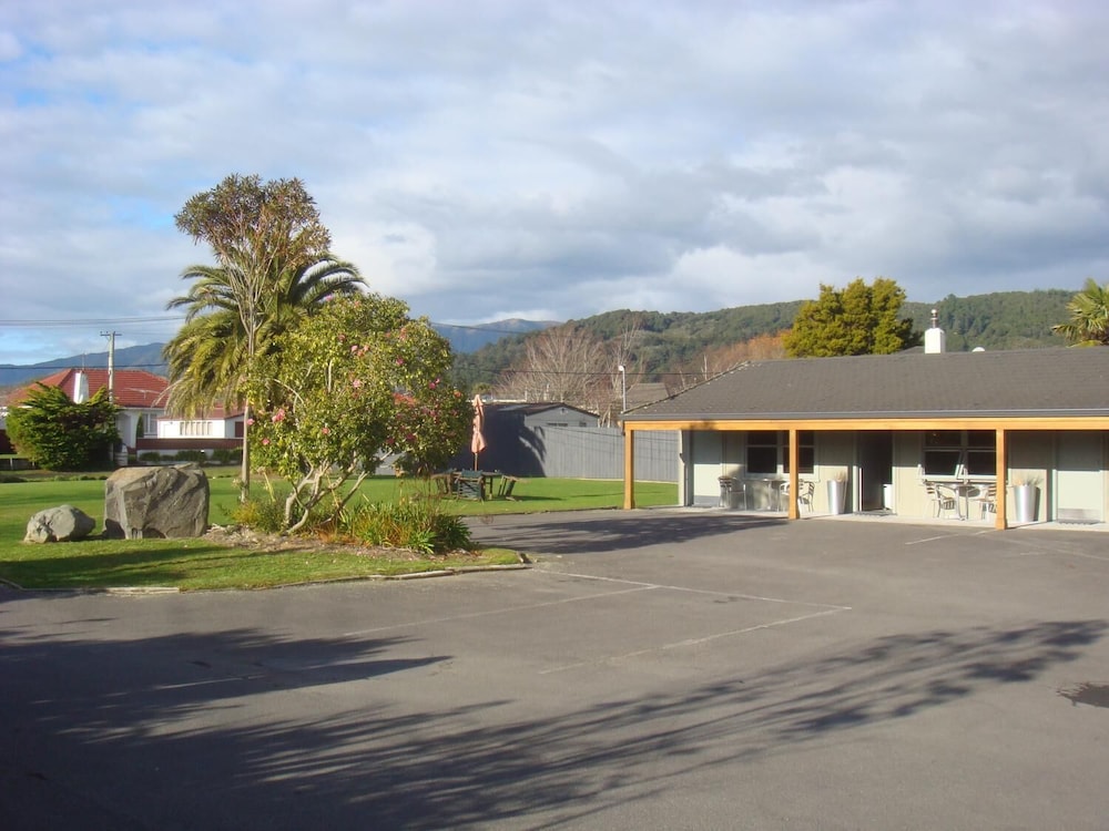 Bristol Motel 33/43