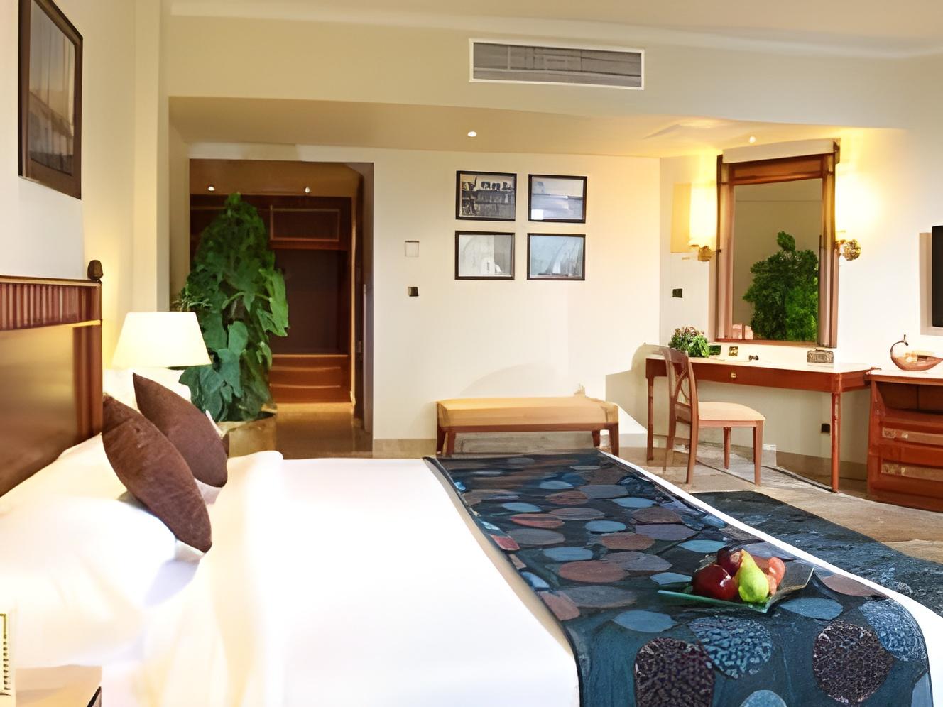 Executive, Suite, King and Queen Bed