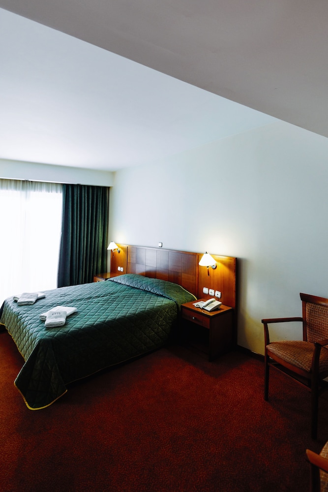 ROOM, DOUBLE OR TWIN BED
