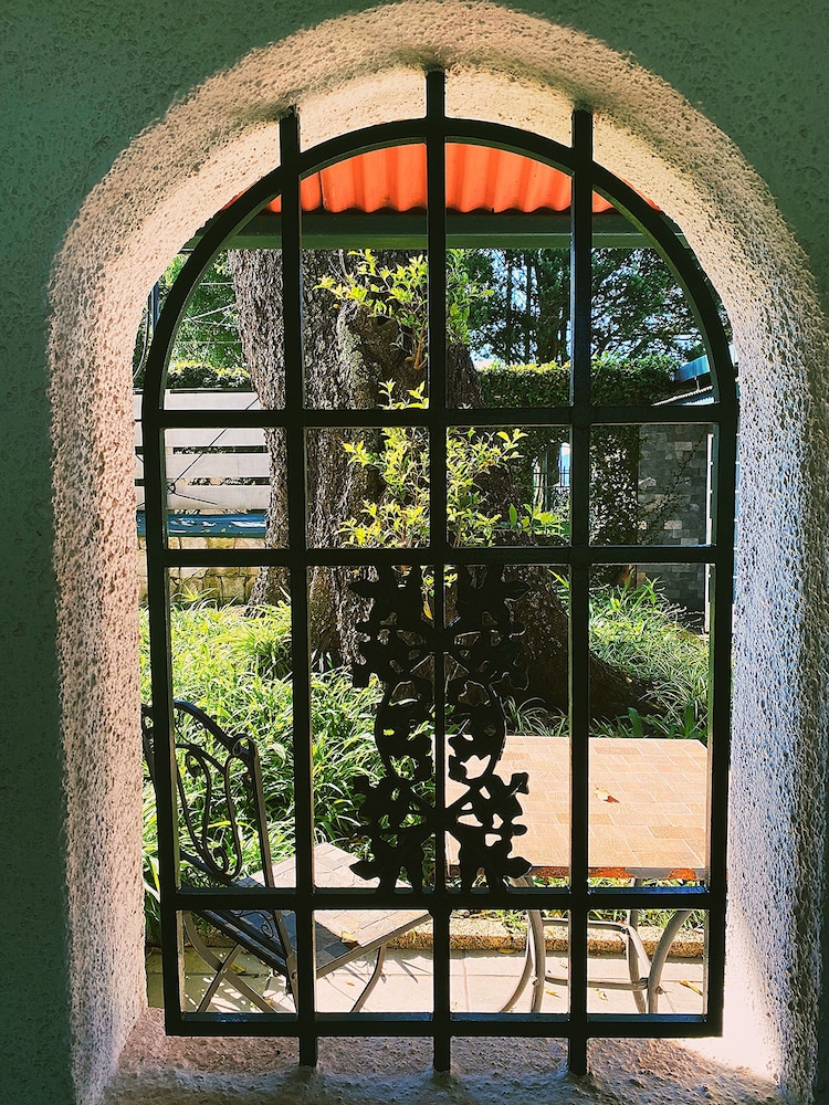 Sherwood's Country House 20/50