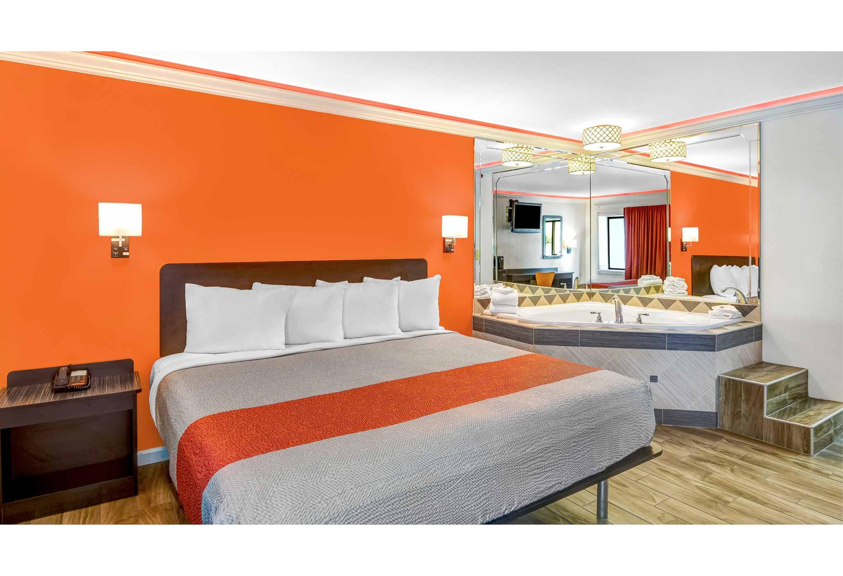 Room, King Bed, Hot Tub