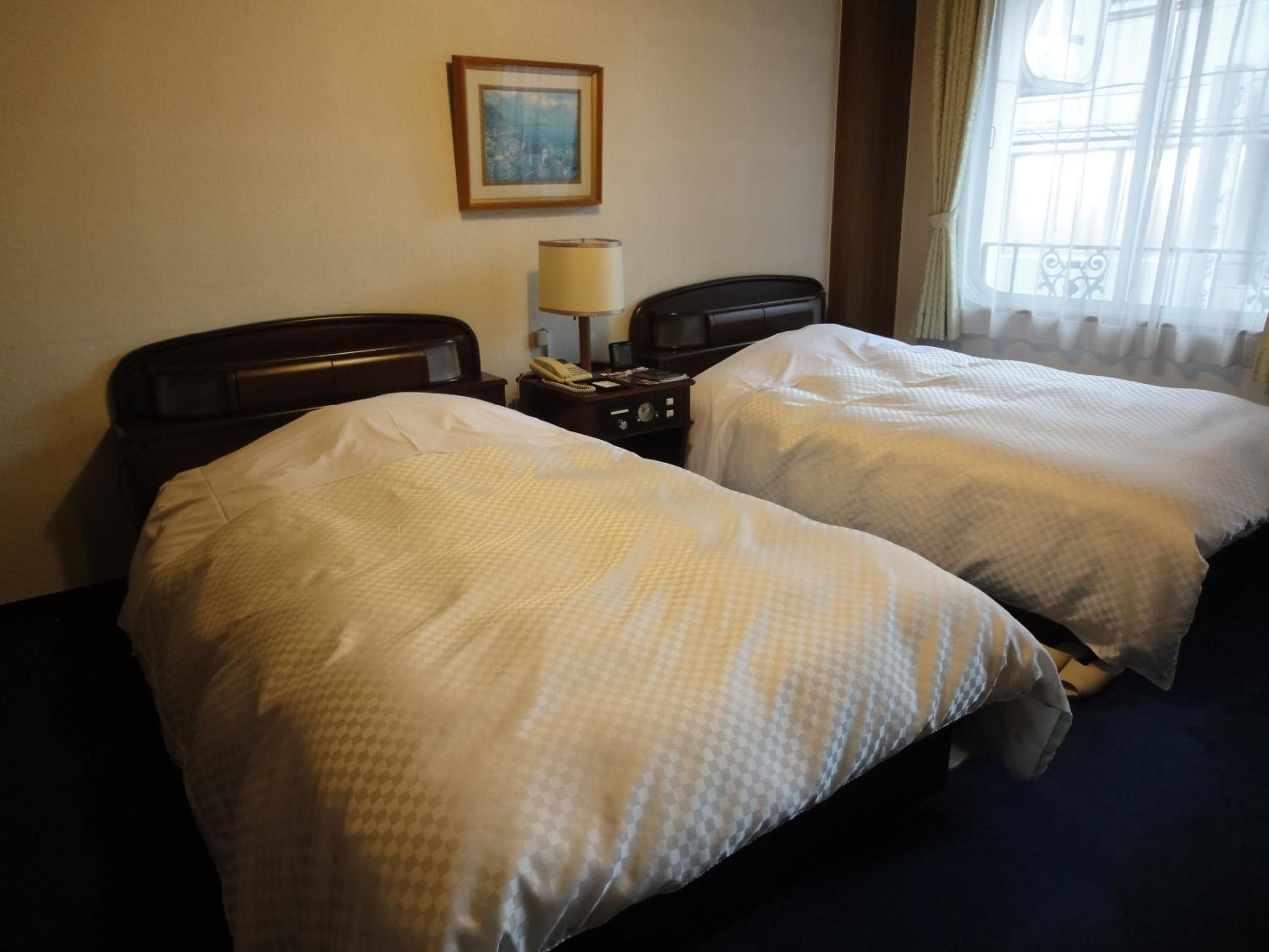 ROOM, TWIN BEDS