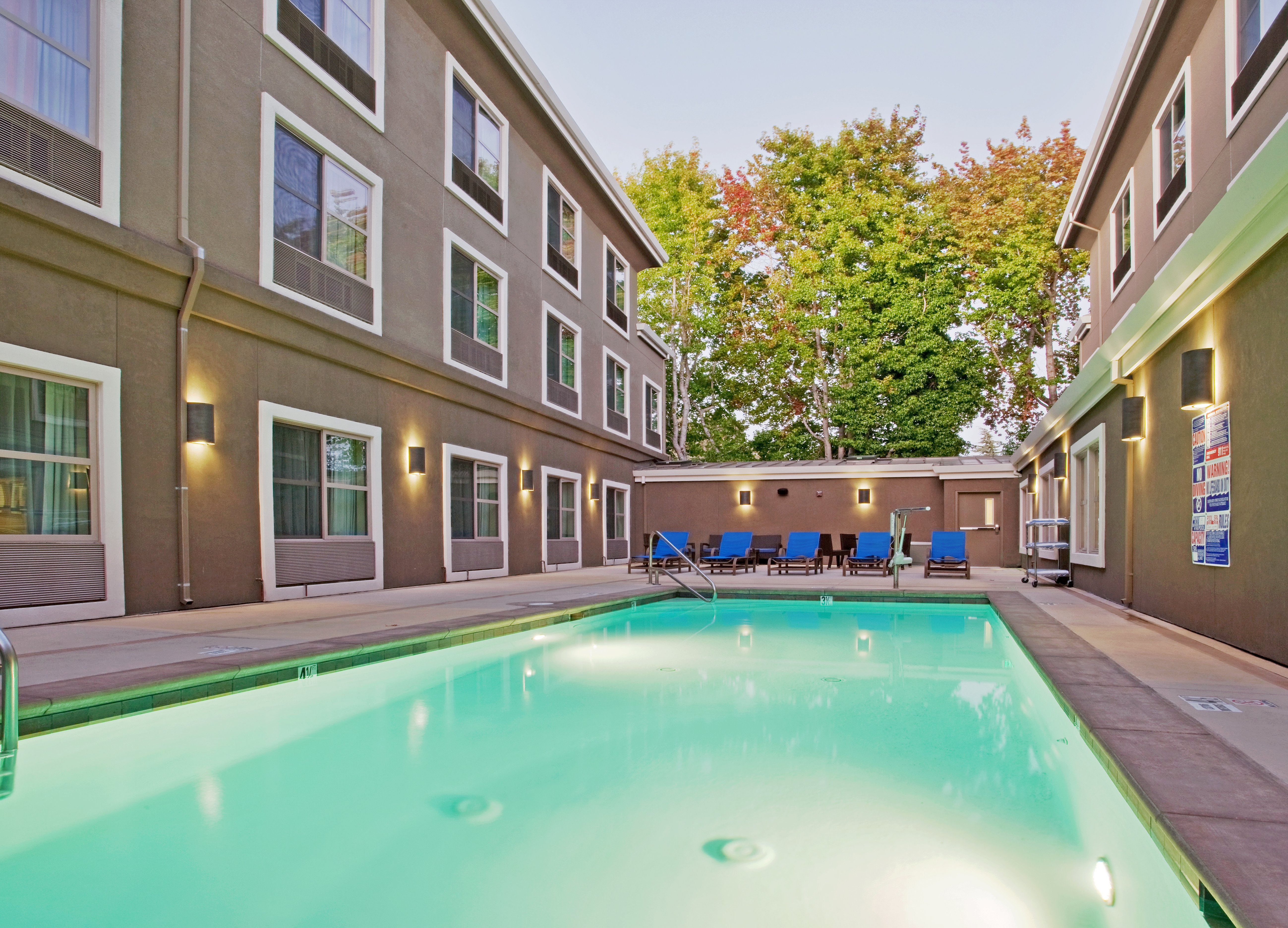 Holiday Inn Express Hotel Suites Santa Cruz 8/72