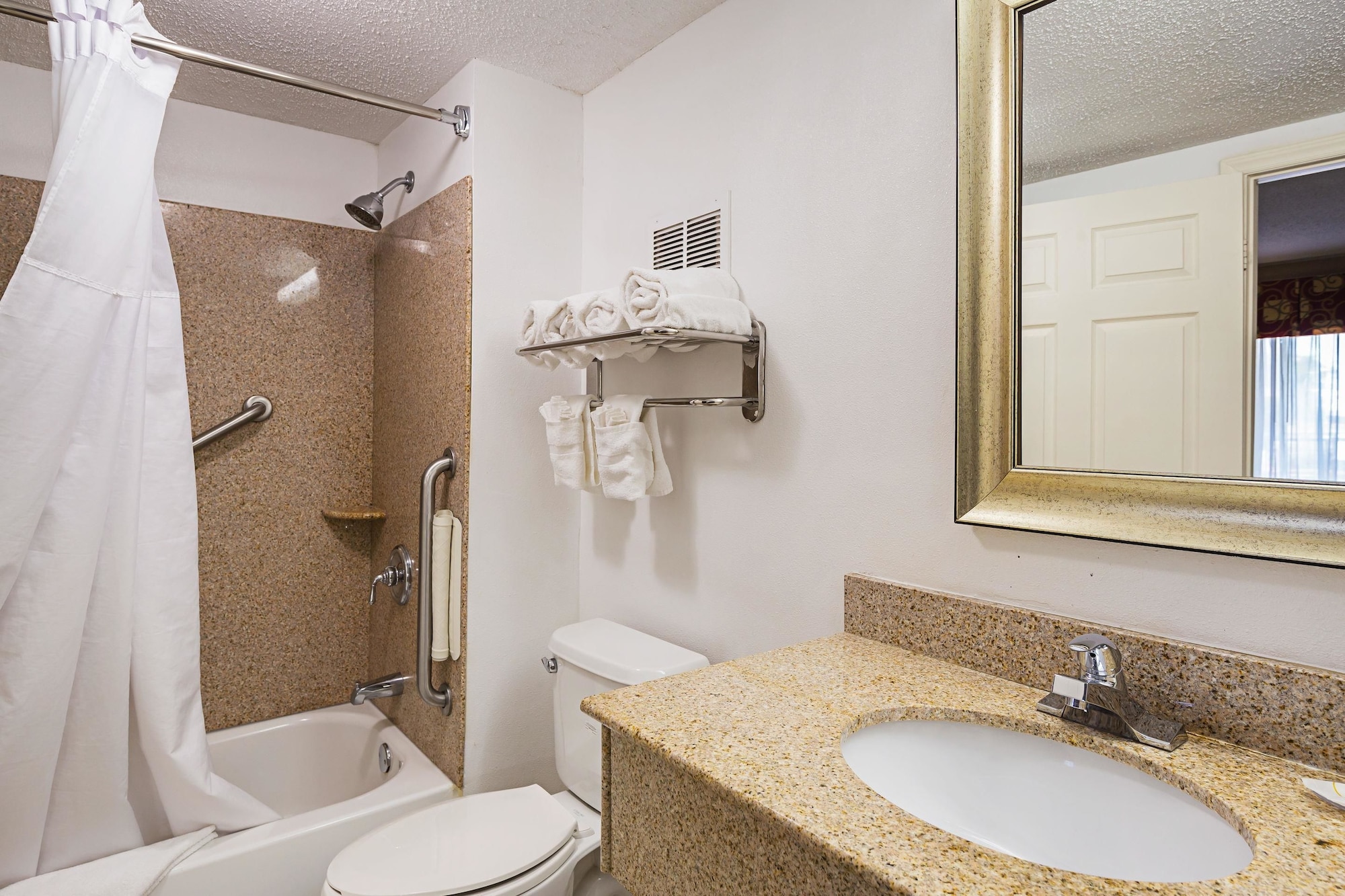 غرفة بسرير كينج للمدخنين لذوي الإعاقة، Quality Inn & Suites Greenville - Haywood Mall 4/6