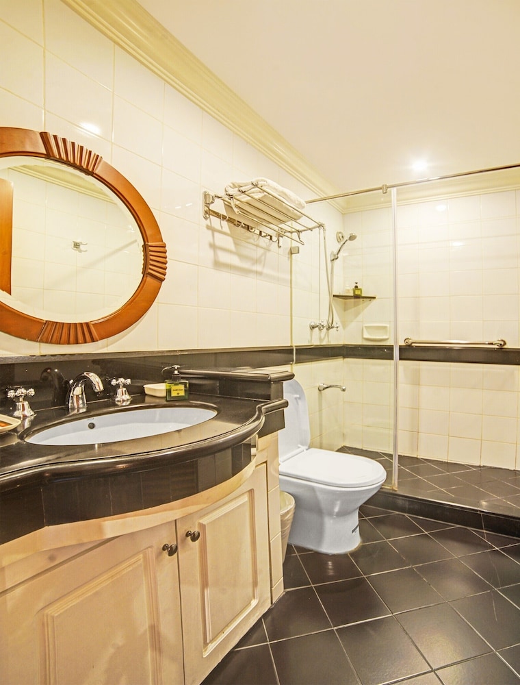 Townhouse OAK Makati Manila Near PNR Pasay Evangelista formerly VIP Suites 45/47