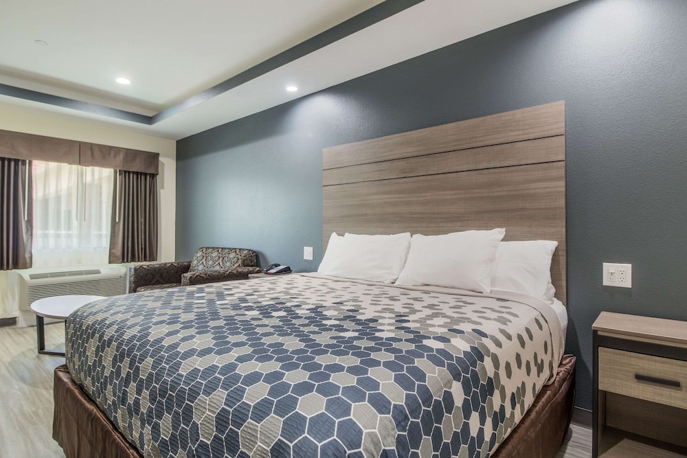Econo Lodge Inn and Suites Humble Fm1960 Iah Airport 15/27