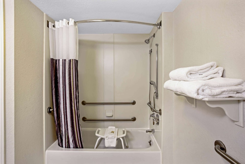 La Quinta Inn Suites Winston Salem 16/64