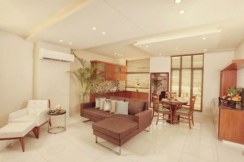 Avari Xpress Faisalabad 42/60