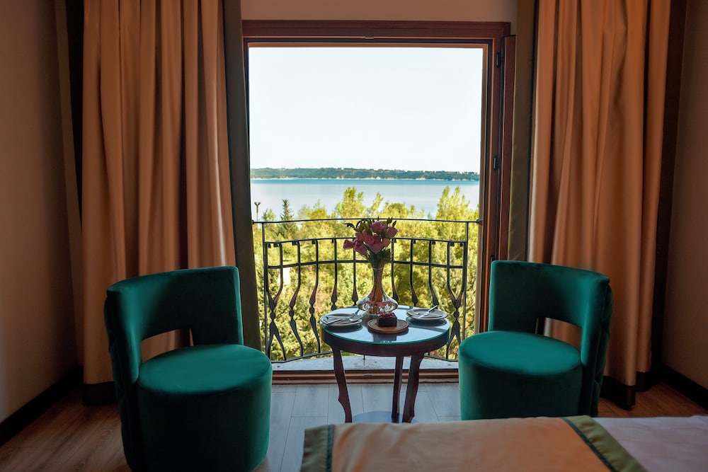 Golden Lake Hotel 34/50
