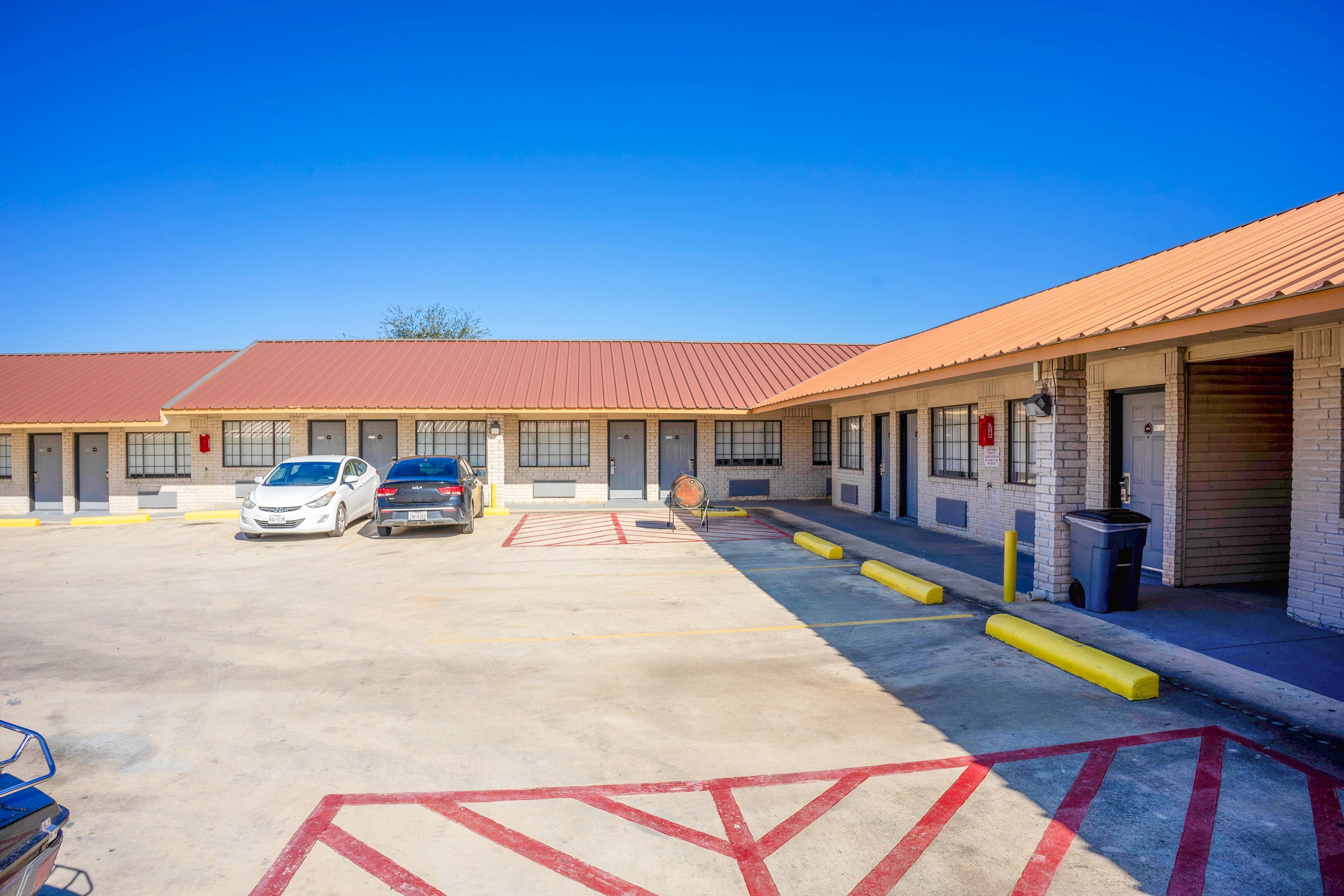 Pleasanton Executive Inn By OYO 24/42
