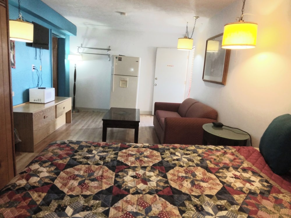 Capri Motel 38/52