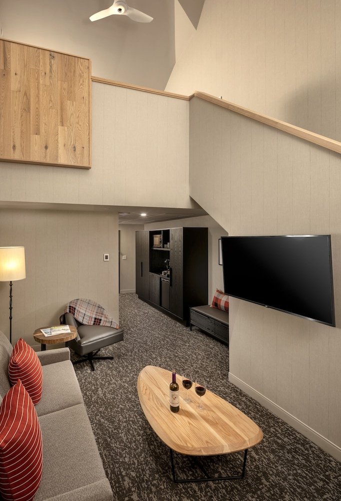 Peaks Hotel & Suites 42/50