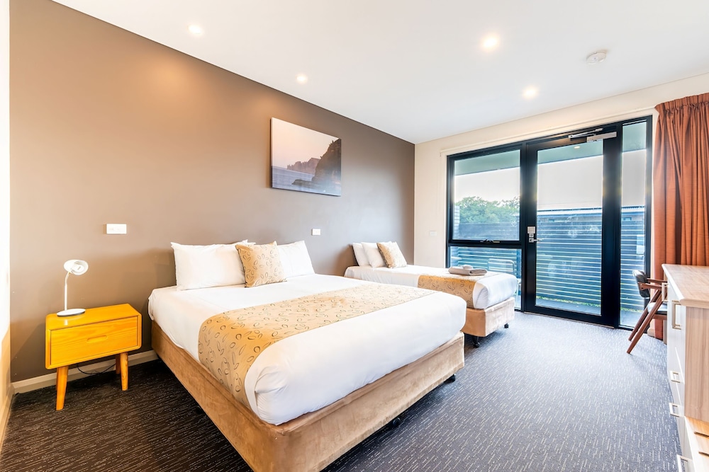 SUPERIOR, SUITE, 1 QUEEN AND 1 SINGLE BED
