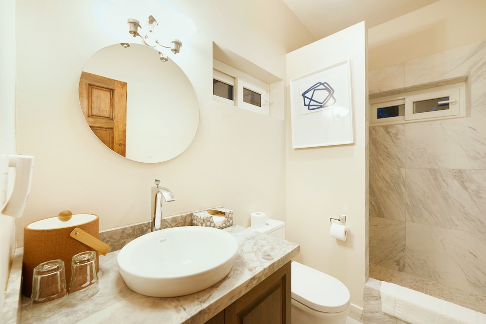 Hatchet Caye Resort 48/50