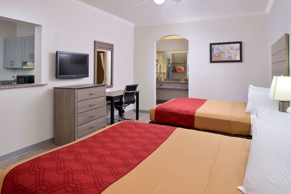 Standard, 2 Queen Beds, Kitchen, Smoking
