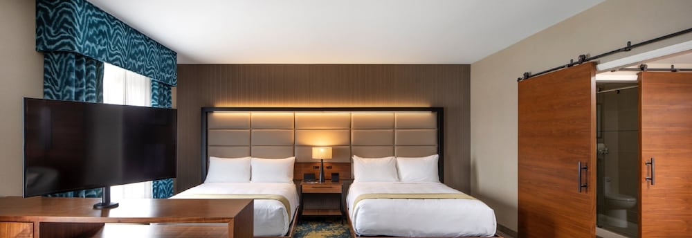 Hampton Inn Suites Highland California 7/42