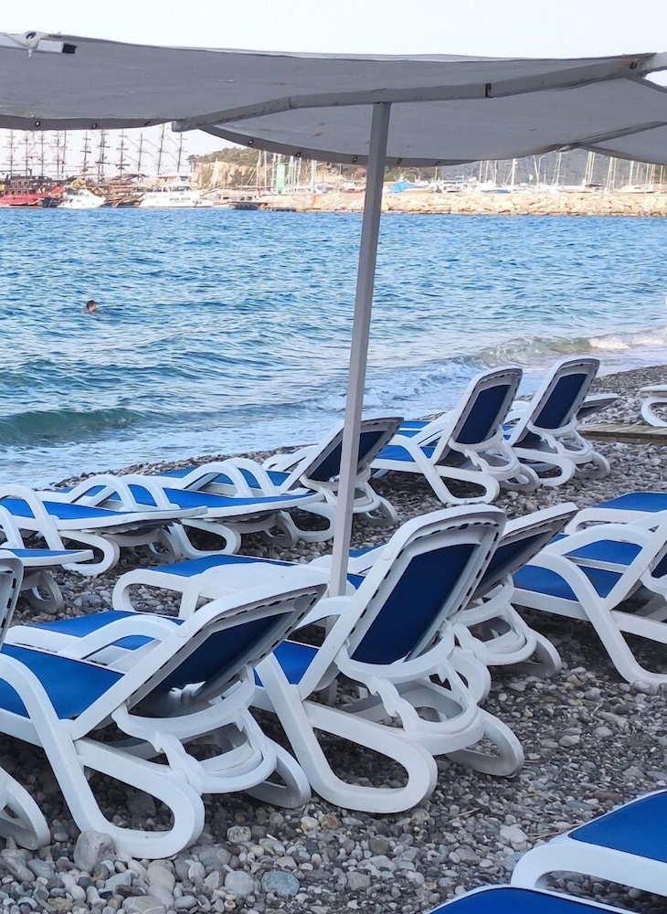 Romeo Beach Hotel 42/46