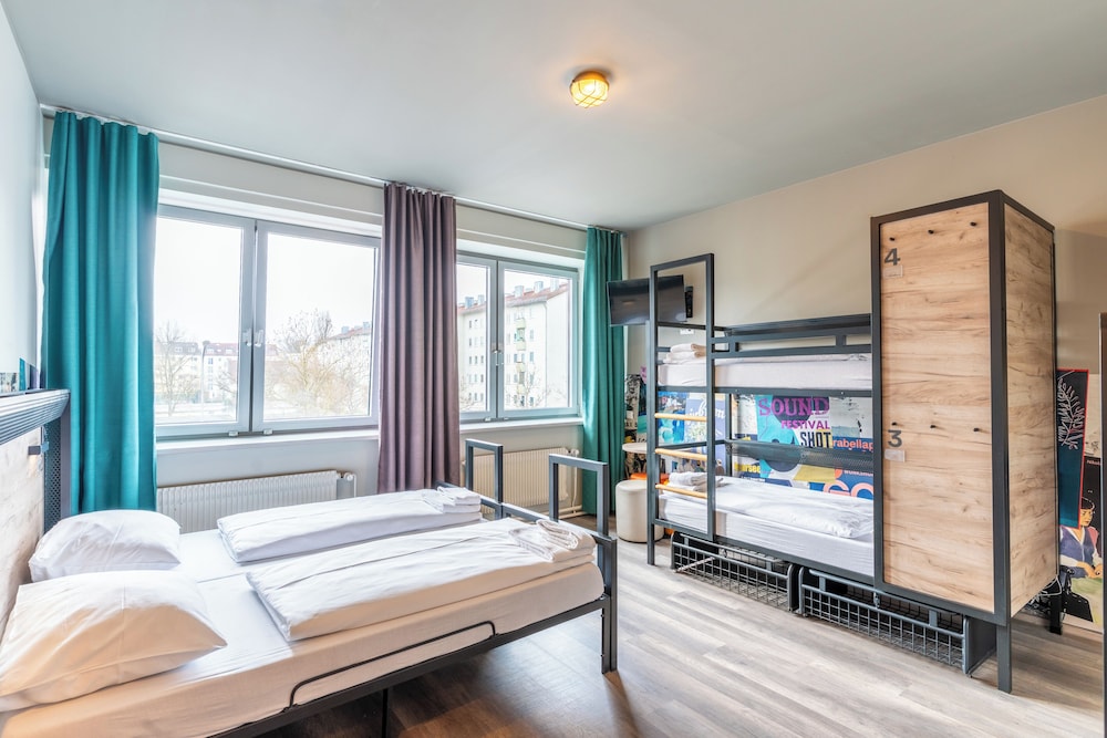 FAMILY, TWIN BEDS, BUNK BED