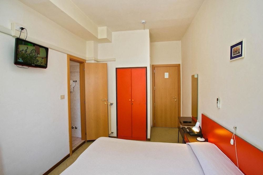 Hotel Antares 8/29