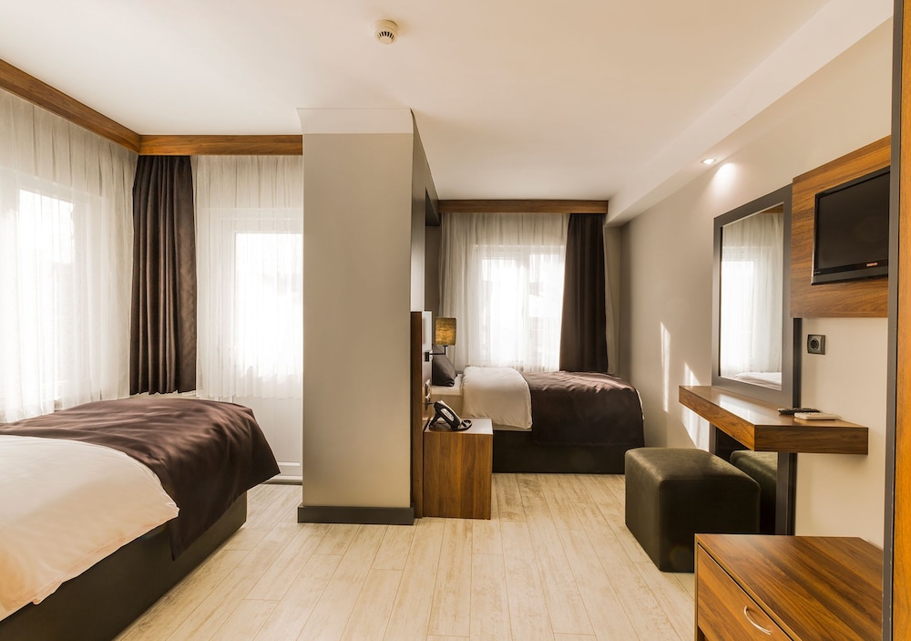 DELUXE, TWIN BEDS, CITY VIEW