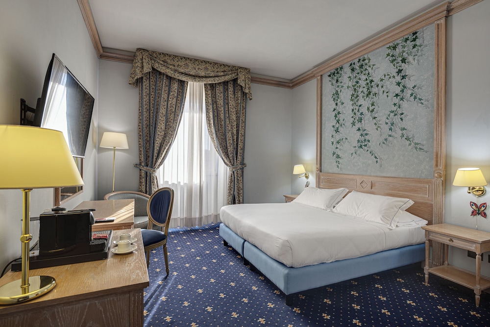 Hotel de La Ville 33/64