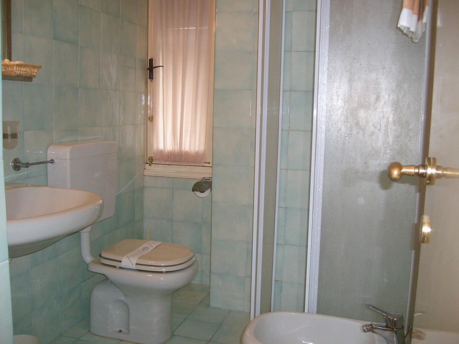 غرفة بسرير مزدوج أو سريرين منفصلين بإطلالة على البحر، Residence Miramare 10/10