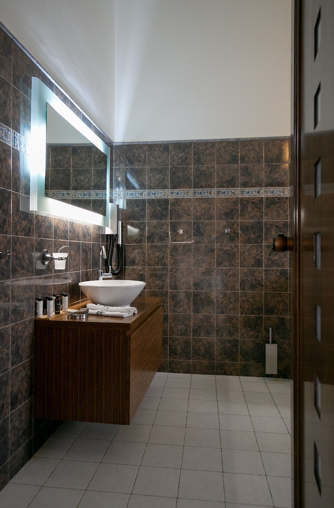 KRINOS SUITES HOTEL 46/50