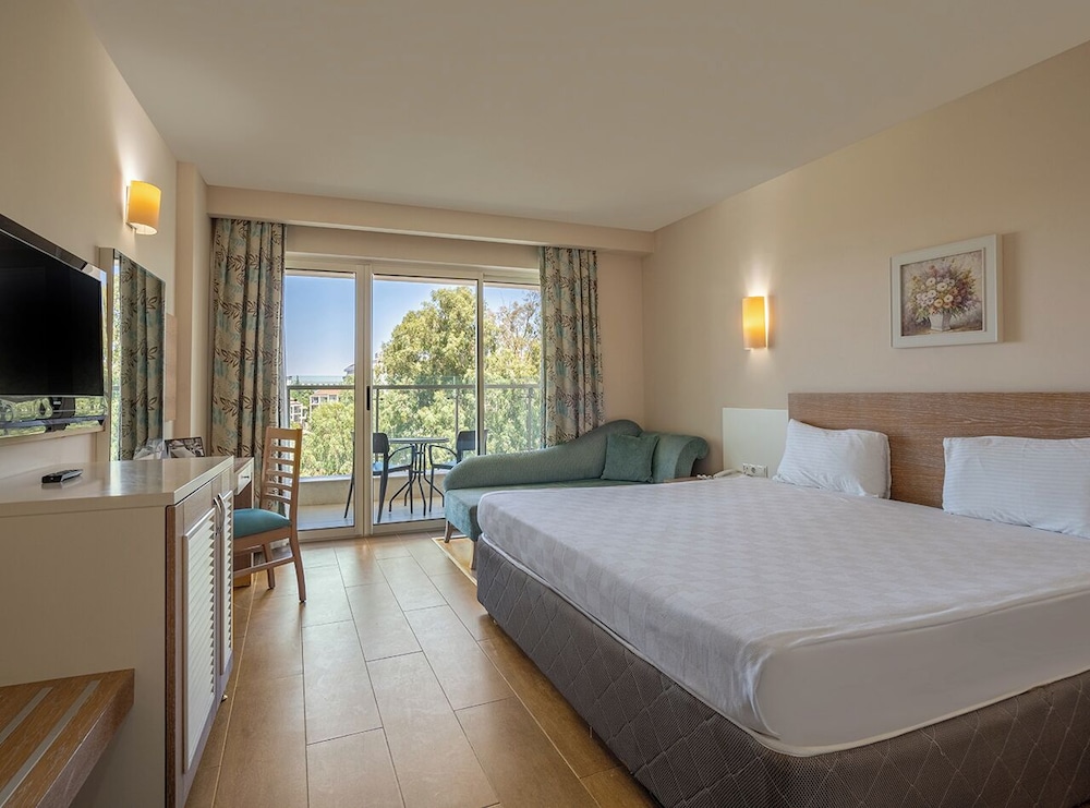 Sunrise Queen Resort 10/50