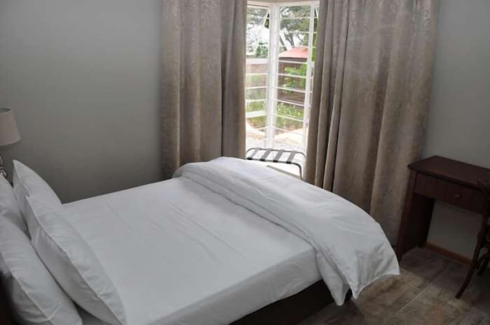 Executive, House, Twin Beds, 3 Beds, Queen Bed, 2 Sofa، Opikopi Guest House 6/6