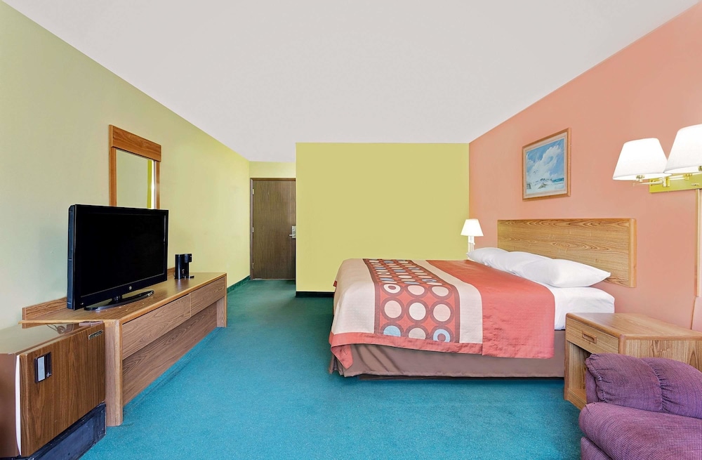 Super 8 by Wyndham Sturgeon Bay 6/16