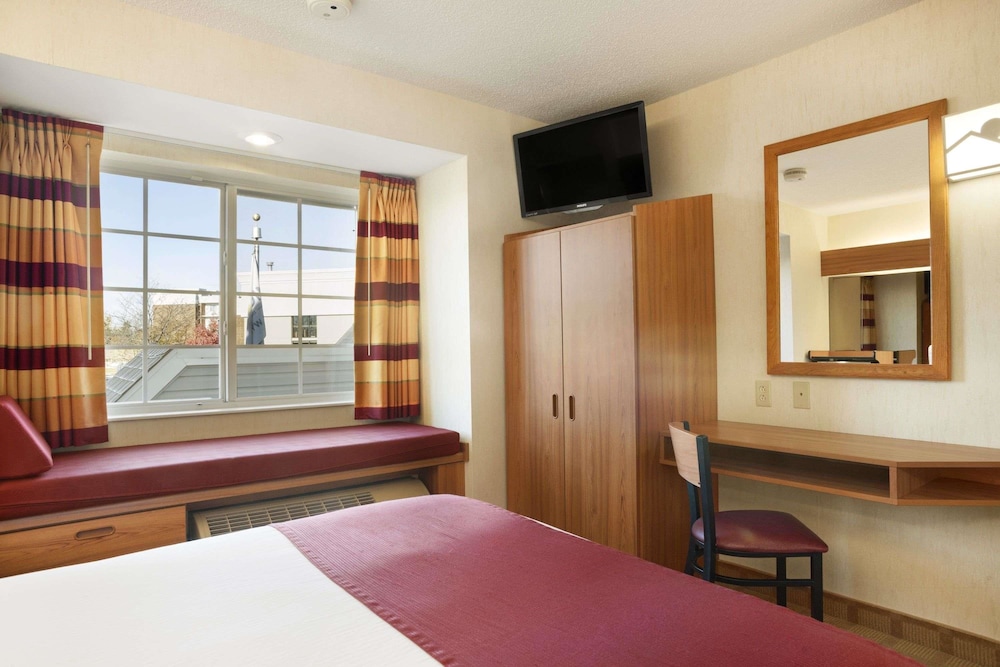 Microtel Inn And Suites Ann Arbor Plymouth Rd 28/39