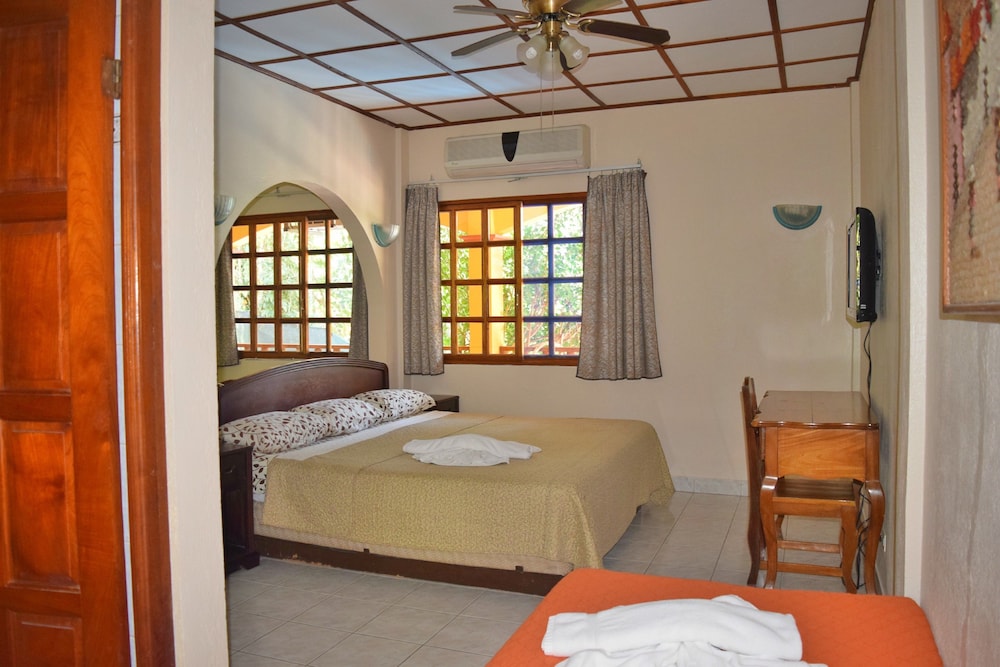 Tres Banderas Hotel 51/71