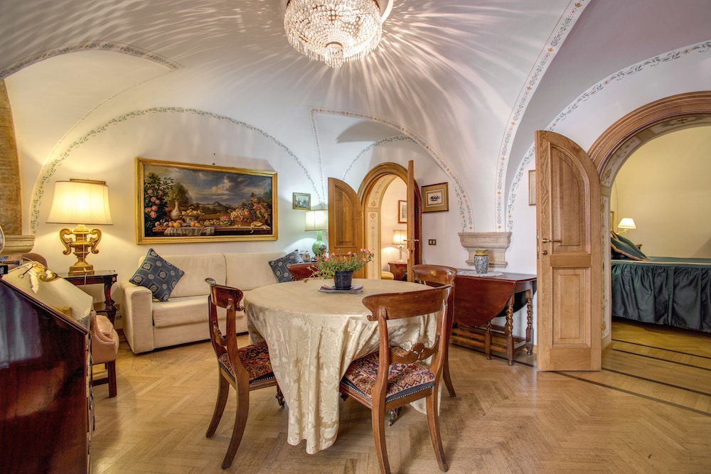 Navona Gallery Suites 30/50