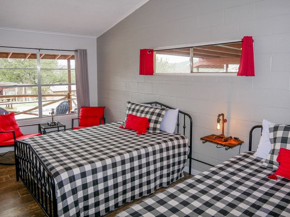 Basic, Single, 2 Queen Beds, Pool View