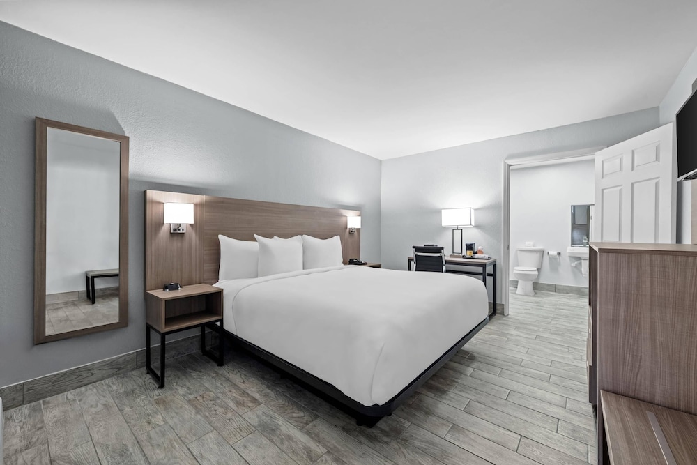 غرفة بسرير كينج لذوي الإعاقة، Econo Lodge Daytona Beach - Speedway 3/4