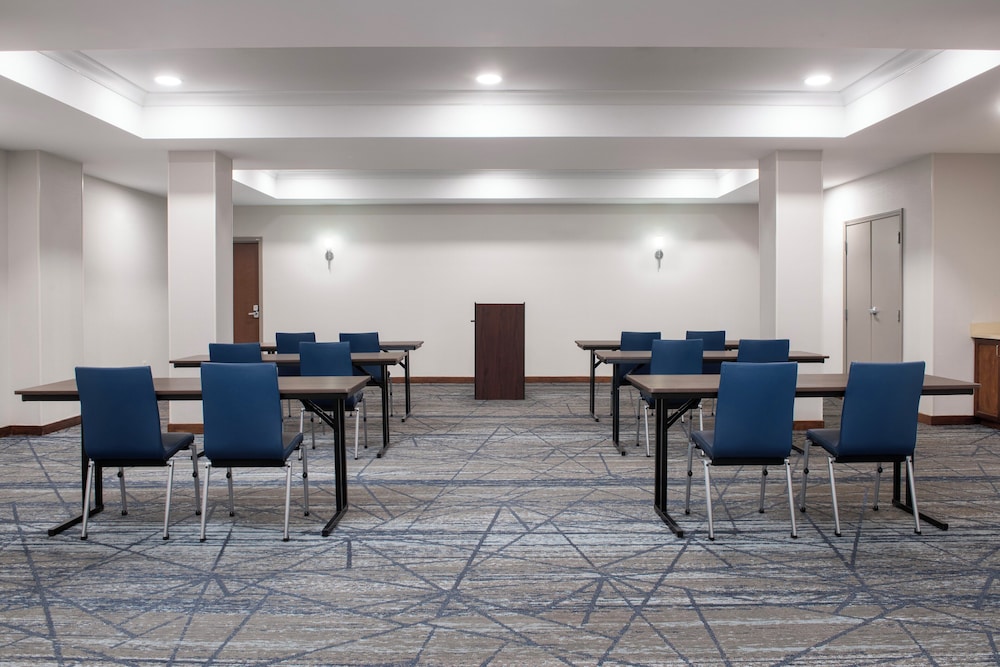 Holiday Inn Express Suites Alexandria Fort Belvoir 66/73