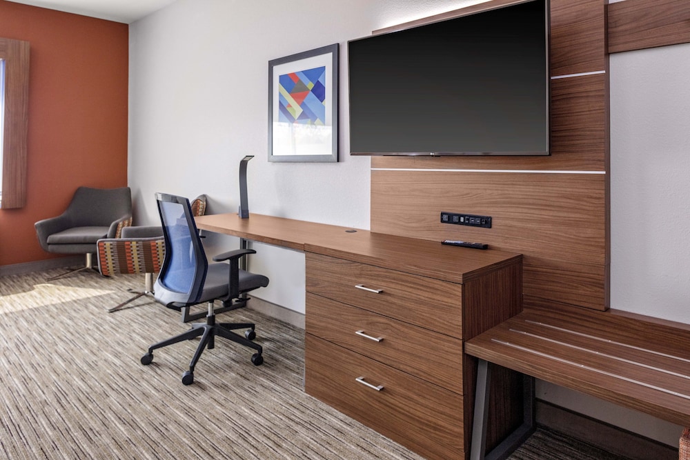 Holiday Inn Express & Suites Madison 52/59
