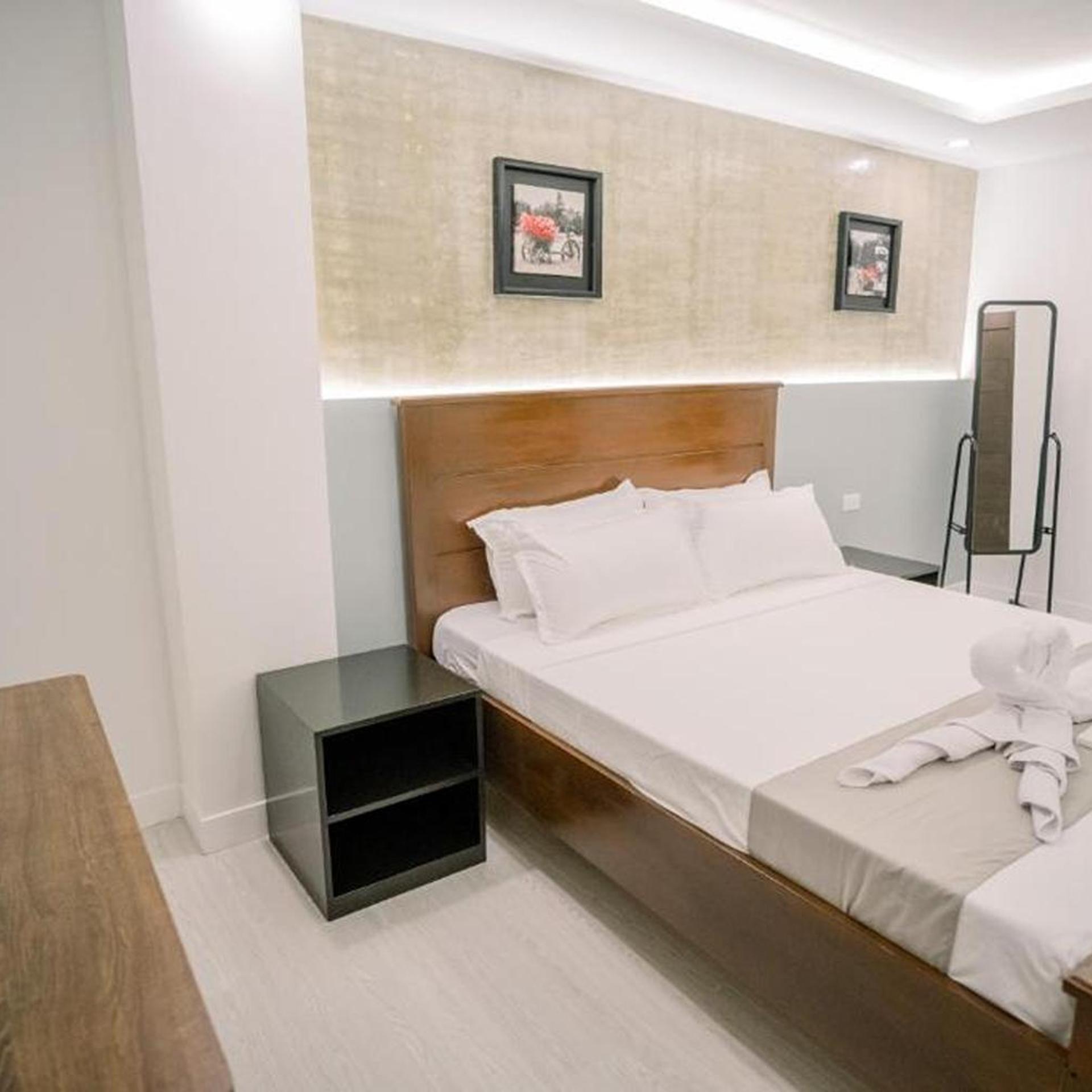 Spotlight Hotel near Hundred Islands Wharf 7/44